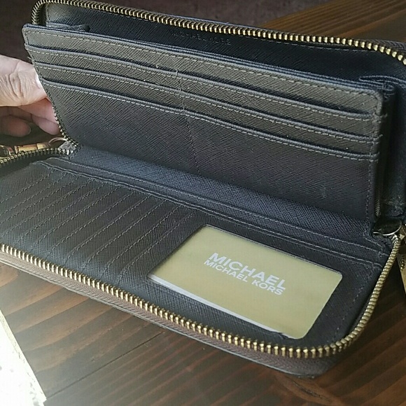 Michael Kors beautiful snakeskin wallet - Picture 3 of 4